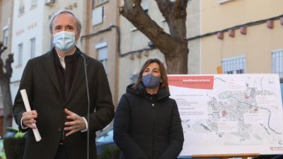 El alcalde de Zaragoza, Jorge Azcón, muestra el proyecto a los medios. / Foto: Daniel Marcos