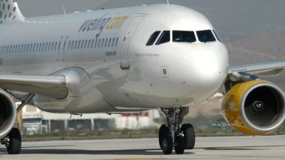 Un avión de la compañía Vueling, en la pista de despegue. / Foto: EP