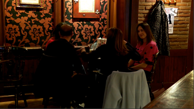 un grupo de clientes en un bar.
