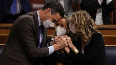 Aplausos en la bancada del Gobierno. / Europa Press