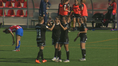 Las jugadoras del Zaragoza CFF celebran su victoria al final del encuentro.