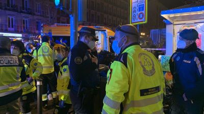 Agentes de la Policía Nacional, Policía Municipal de Madrid y Samur Protección Civil atienden a un menor de 15 años fallecido en la noche del sábado en Madrid. / Foto: EP.
