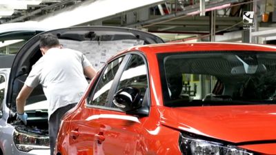 Un trabajador de la industria de la automoción revisa un vehículo.