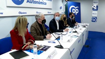 Jorge Azcón, en el centro, antes de comenzar el comité ejecutivo del PP aragonés.