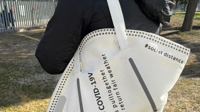 Un bolso en formato mascarilla FP2, una de las tendencias que ha dejado la pandemia.