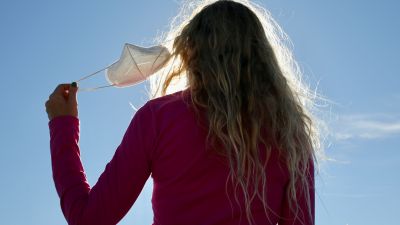 Una mujer se quita la mascarilla. / Europa Press