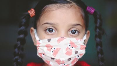 Una niña con mascarilla. / Pixabay