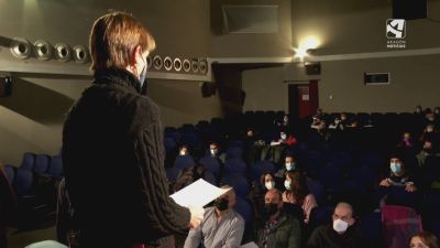 La responsable de la selección, Carmen Romero, delante de los candidatos este martes en Calamocha.