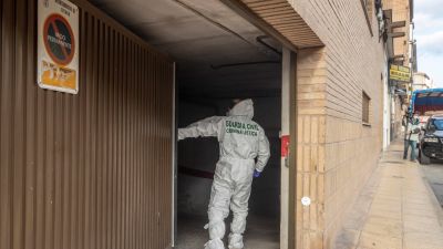 Un agente de la unidad criminalística de la Guardia Civil entra en el garaje donde han encontrado el cadáver de la menor. / Efe
