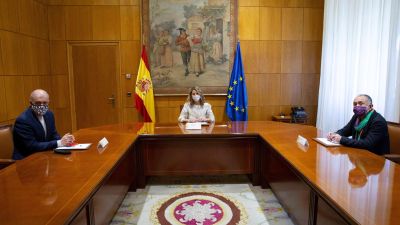 La vicepresidenta segunda y ministra de Trabajo, Yolanda Díaz, junto al secretario general de UGT, Pepe Álvarez , y el de CCOO, Unai Sordo, este miércoles en el ministerio de Trabajo y Economía Social tras haber pactado elevar el salario mínimo interprofesional (SMI). EFE/ Ministerio De Trabajo y Economía Social).