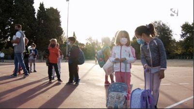 Alumnos hacen fila en un colegio.