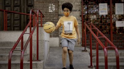 Niño juega al balón con mascarilla. /Jesús Hellín.