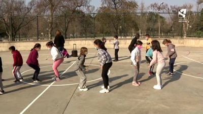 Varios niños juegan en el patio del CEIP Tío Jorge.