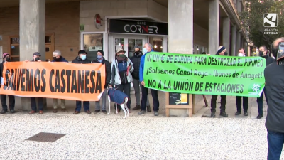Varias personas portan pancartas en la manifestación de este jueves frente al Palacio de la Aljafería.