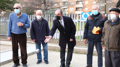 Lambán, este viernes, jugando a la petanca durante su visita al hogar de mayores Picarral de Zaragoza.