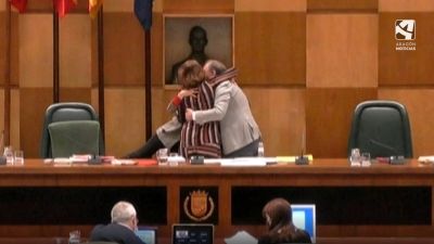 El equipo económico del Ayuntamiento de Zaragoza se abraza después de que los presupuestos pasen el último trámite previo a su aprobación.
