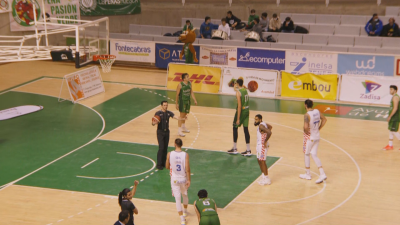 Una imagen del encuentro disputado este domingo en el Palacio de los Deportes de Huesca.