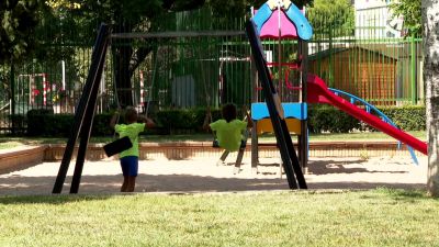 Niños jugando en un parque.