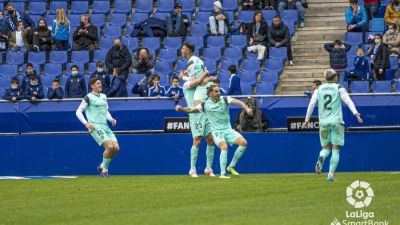 Los jugadores de la SD Huesca celebran el gol de Ignasi Miquel en Oviedo.