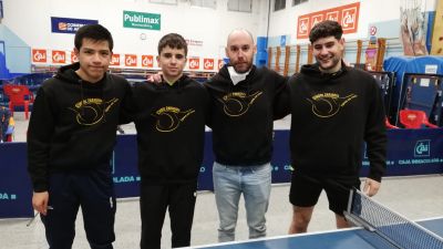 Los jugadores de School Global Spedition, con su entrenador Ricardo Pérez.