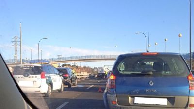 Pequeña retención de vehículos en las inmediaciones del accidente. / Aragón Noticias