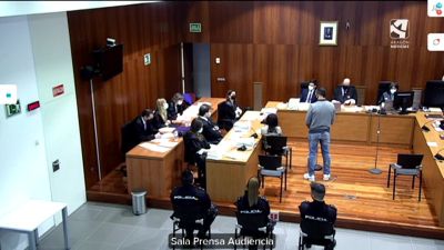 Uno de los acusados de la banda Badoo declara durante la primera sesión del juicio, celebrada este lunes en la Audiencia de Zaragoza.