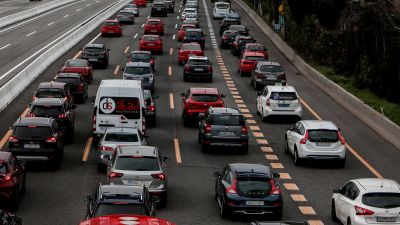 Imagen de archivo de una carretera llena de coches. / Foto: EP.