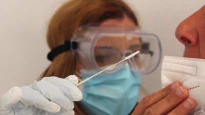 Una sanitaria realiza una prueba diagnóstica de la COVID-19. / Foto: EP
