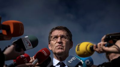 El presidente de la Xunta y del PP de Galicia, Alberto Núñez Feijóo, atiende a la prensa en San Cibrao das Viñas (Ourense) a su salida de una visita a la fábrica de Aceites Abril. EFE/ Brais Lorenzo