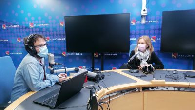 Conchi Cano, en el estudio de Aragón Radio.