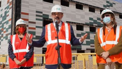 Javier Lambán, junto a Mayte Pérez y Sira Repollés, durante su visita a las obras del hospital de Teruel. / Gobierno de Aragón