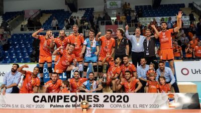 Los jugadores del CV Teruel celebran el título logrado en 2020.