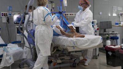 Varios sanitarios atienden a un paciente en la UCI.