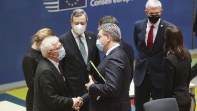 El alto representante de la UE, Josep Borrell, saluda al primer ministro croata, Andrew Plenkovic, al inicio de la reunión. | EFE