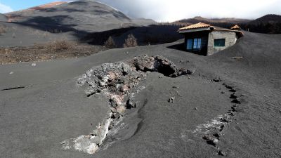 Una casa bajo la ceniza del volcán. / Foto: EFE/Elvira Urquijo Á.