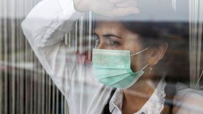 Una mujer en cuarentena mira por la ventana. / Foto: EP