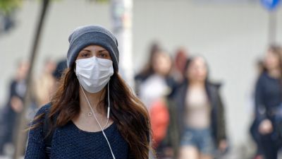 Se recomienda a los contactos estrechos extremar las precauciones.