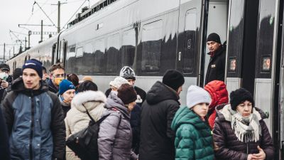 Ciudadanos ucranianos se agolpan en la estación de tren de Kiev para tratar de escapar.