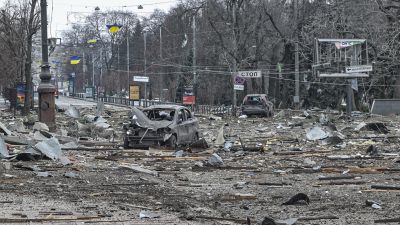 Vista de una calle tras un bombardeo ruso en Kharkiv, Ucrania. /  EFE/Sergey Dolzhenko