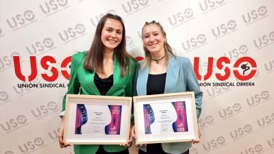 Liena (de verde) y Elma (de azul) posan con sus diplomas, tras recoger el premio, en Madrid.