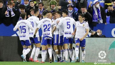 Los jugadores del Real Zaragoza celebran el primer tanto del encuentro.