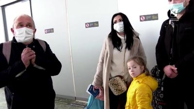 Vasyl, junto a su hija y dos de sus nietos, este viernes en el aeropuerto de Zaragoza.