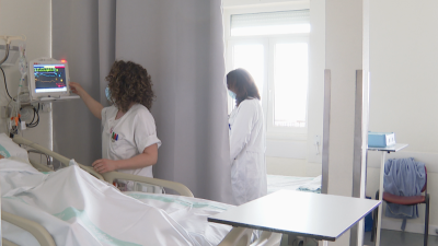 Profesionales sanitarias atienden a un paciente de la nueva Unidad de Ictus del Royo Villanova de Zaragoza.