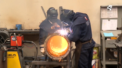 Varios trabajadores en una empresa de Monzón (Huesca).