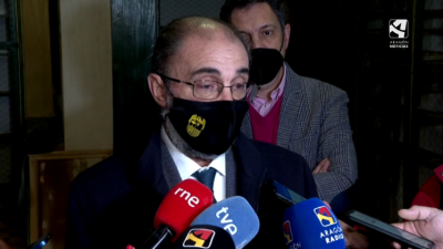 Javier Lambán, ante los medios de comunicación en el Real Seminario de San Carlos.