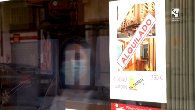 Escaparate de una inmobiliaria en Zaragoza.