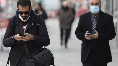 Un hombre camina sin mascarilla. / Eduardo Parra - Europa Press