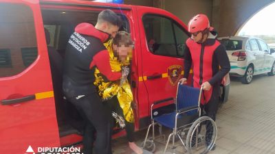Los bomberos auxilian al joven en el embalse de La Loteta. / Diputación de Zaragoza