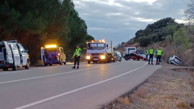 Los servicios de emergencia trabajan en el lugar del accidente. / J.Cao