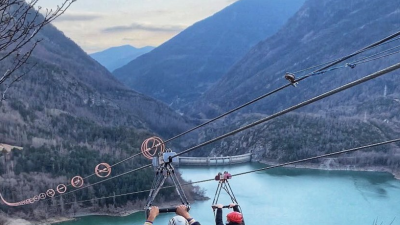 Turistas disfrutan de las vistas desde la tirolina de Hoz de Jaca, en Huesca. / Foto: @tirolinavalledetena/